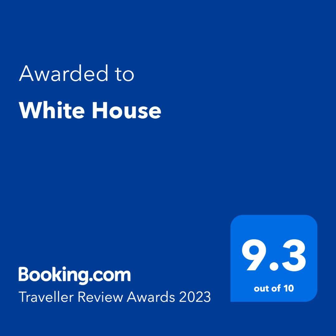 White House Apartment Parede Luaran gambar